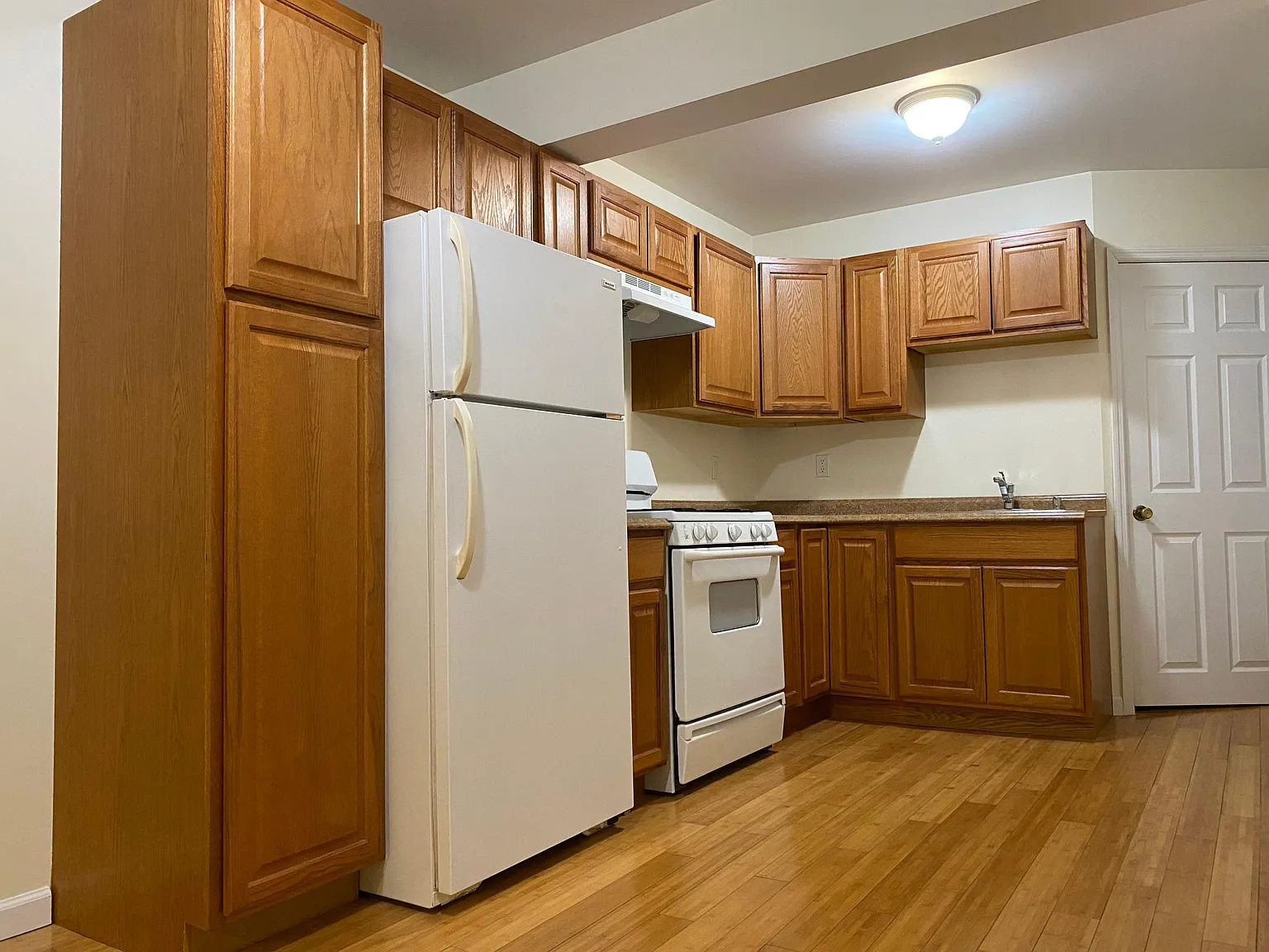 2 bed, 1.5 bath, 1100 sqft, $1,550 — Photo 2