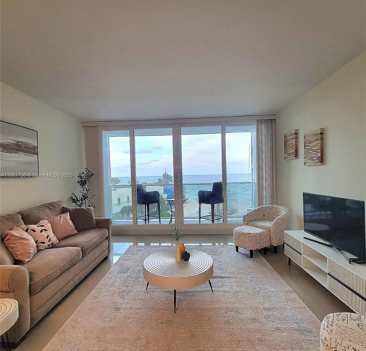 Alexander Towers Condo — Photo 3