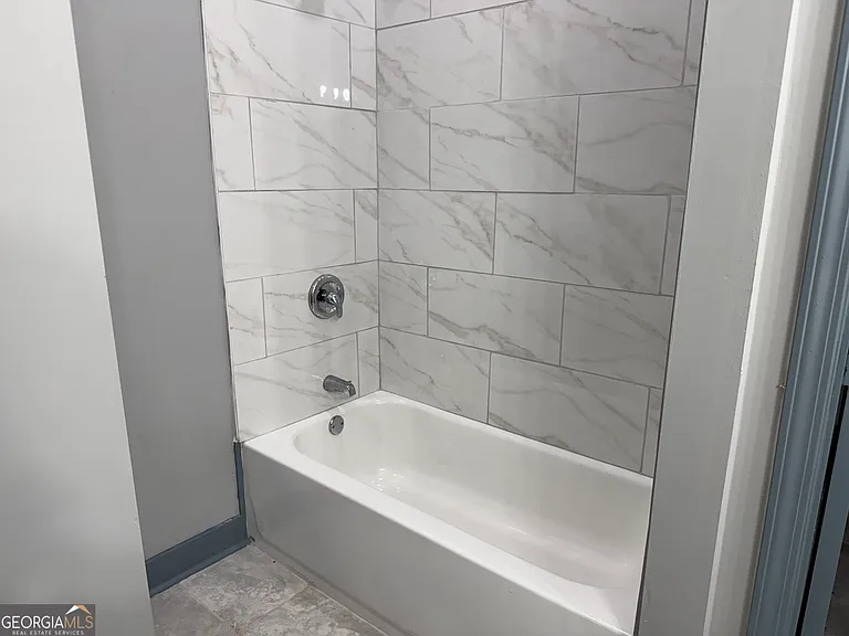 1555 W Poplar St — Photo 6