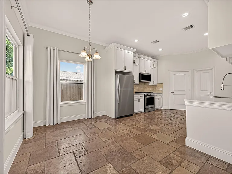 2211 Silverbonnet St — Photo 11