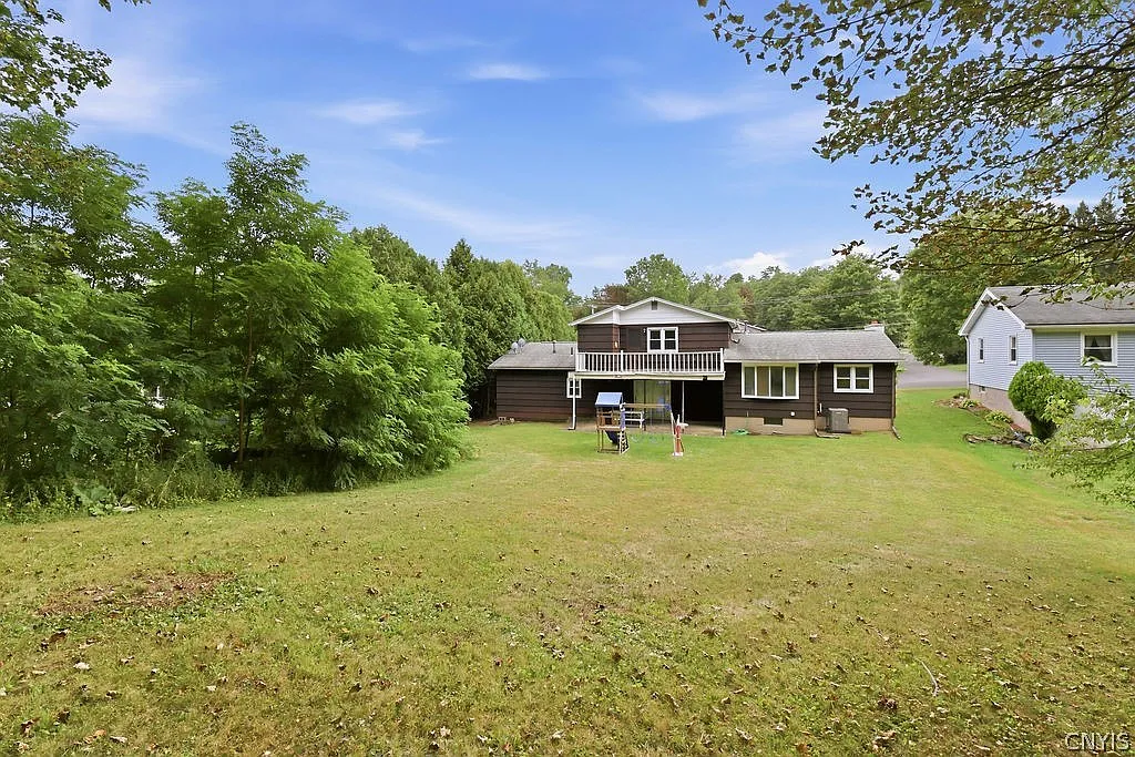 4 bed, 3.0 bath, 2023 sqft, $2,950 — Photo 2