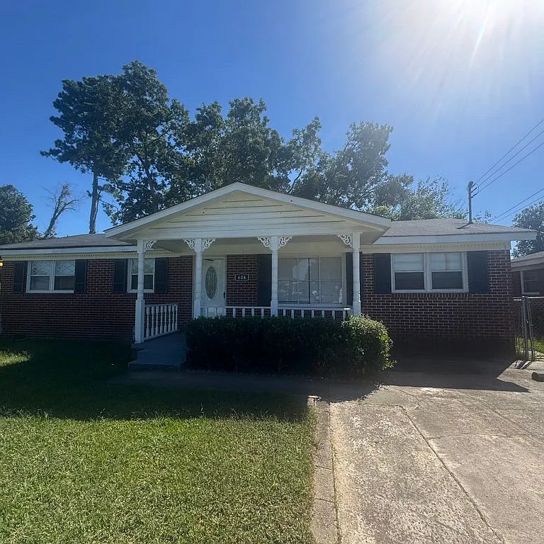 4 bed, 1231 sqft, $1,750 — Photo 1