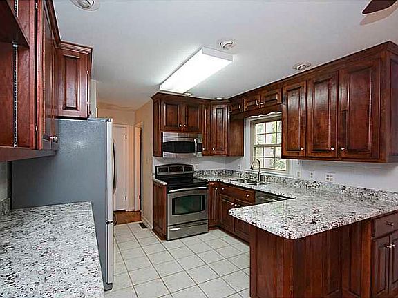5th image of 30 Camelot Ct