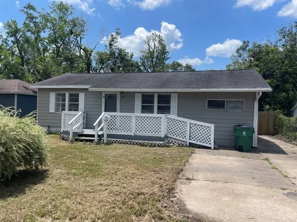 905 N Arcola St, Angleton, TX 77515