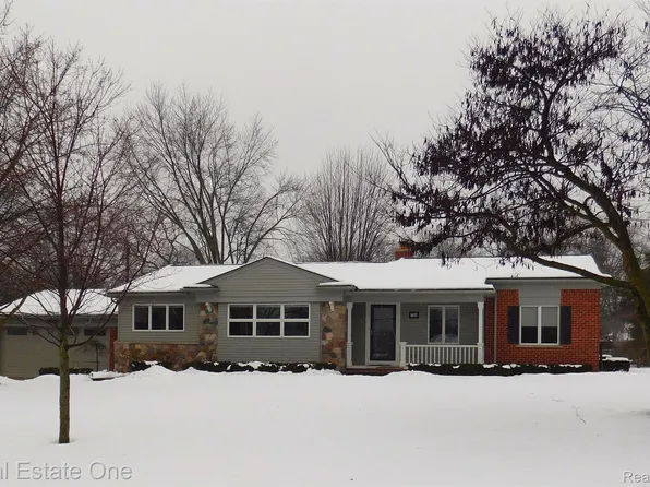 3790 Beach Rd, Troy, MI 48084