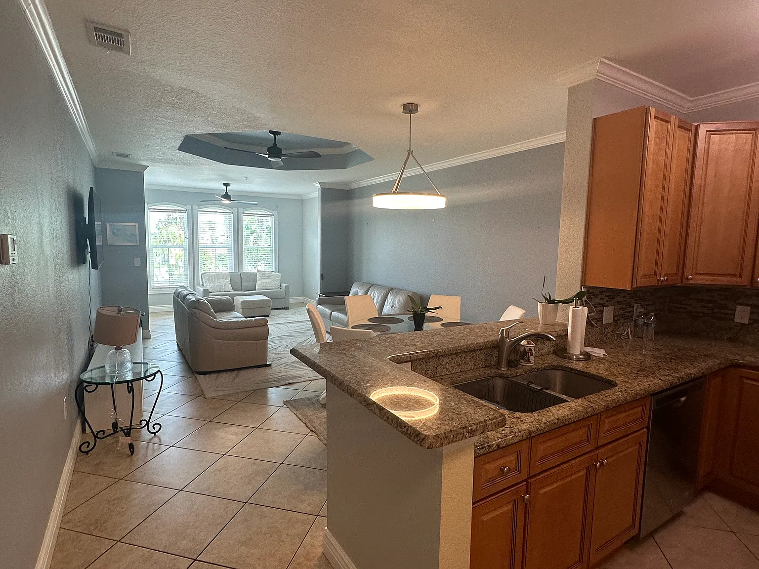1 bed, 890 sqft, $1,950 — Photo 3