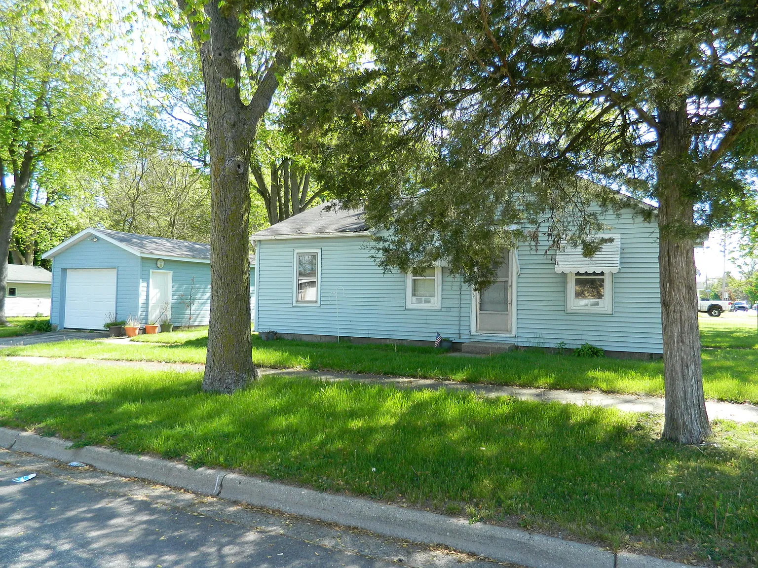 617 W Broadway St photo 1