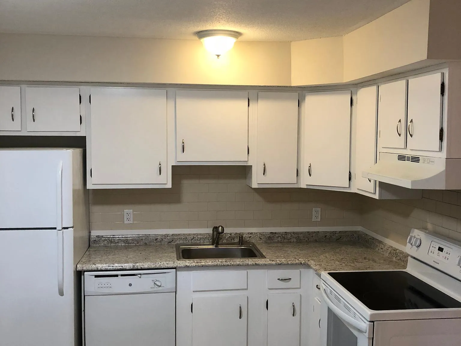 1095 Old Colony Rd — Photo 3