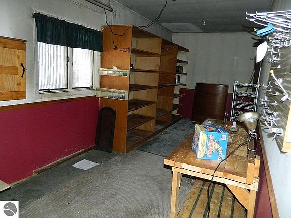 5th image of 381 Cedar Dr