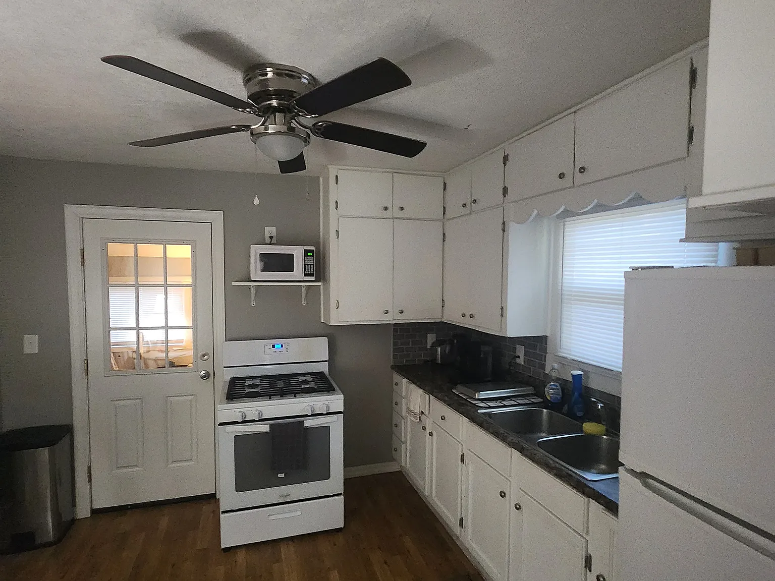 3 bed, 1085 sqft, $1,200 — Photo 3