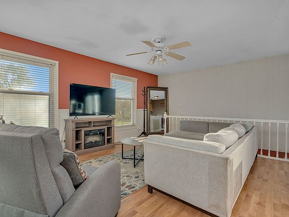 3rd image of 208 Manor Dr Unit D