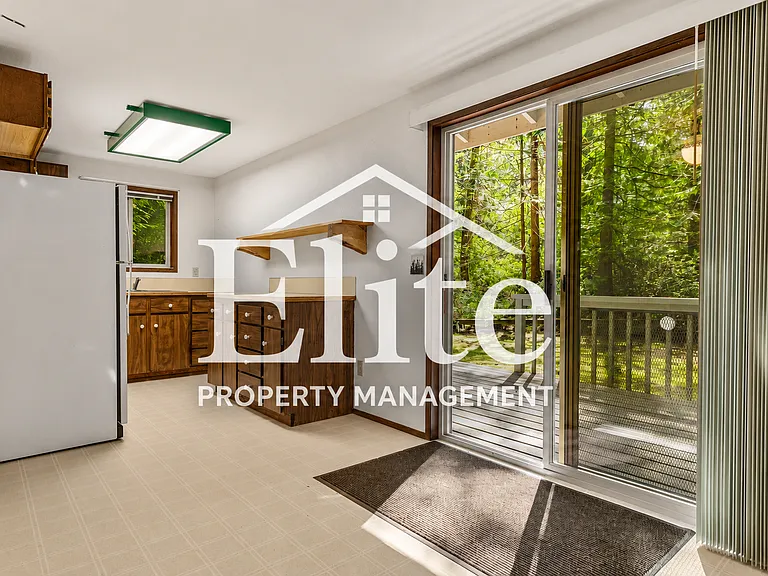 625 E Pointes Dr W — Photo 4