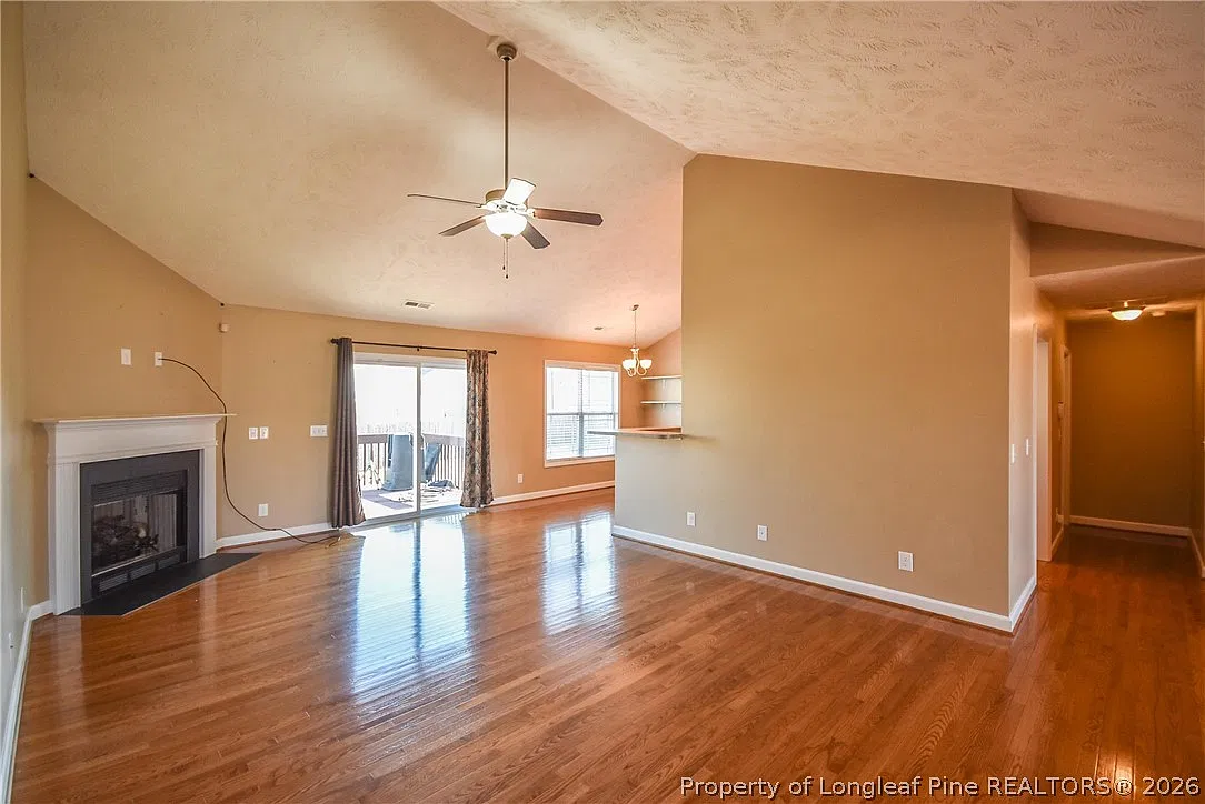 3 bed, 2.0 bath, 2135 sqft, $2,000 — Photo 2