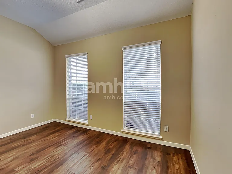 2306 Hollyfield Ln — Photo 8
