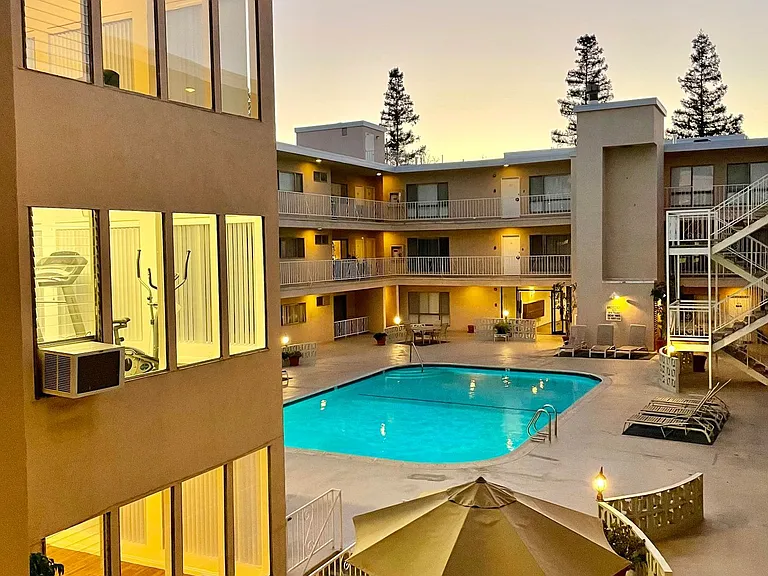 Encino Towers — Photo 6