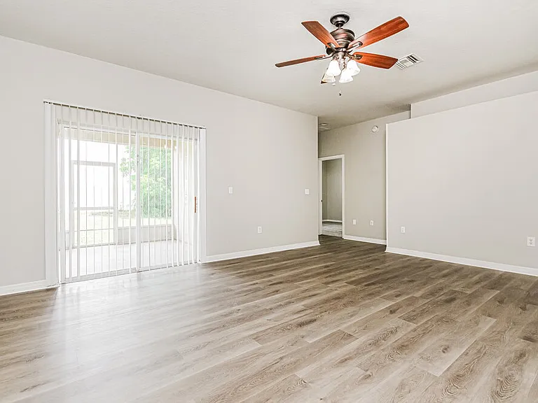 292 Cloverdale Rd — Photo 5