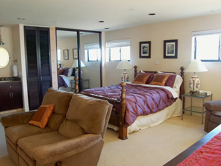 Windows with unobstructed view. Closets.