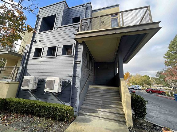 3rd image of 936 Sandpiper Ln
