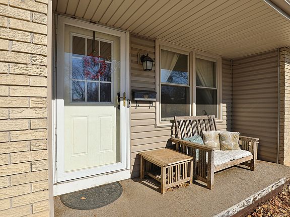 4th image of 535 E Whiteside Street