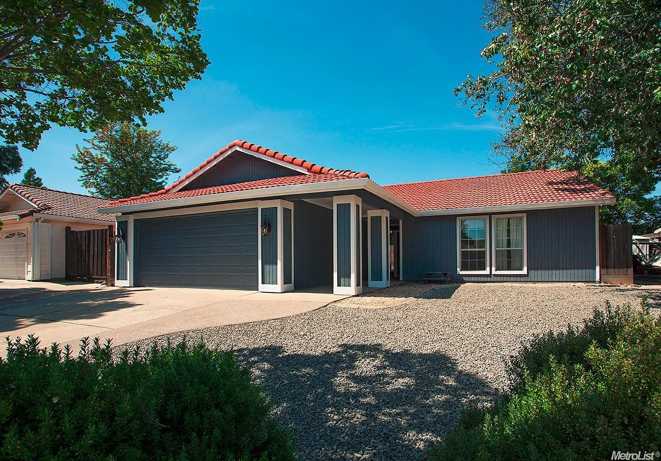 111 W Deerwood Ln photo 1