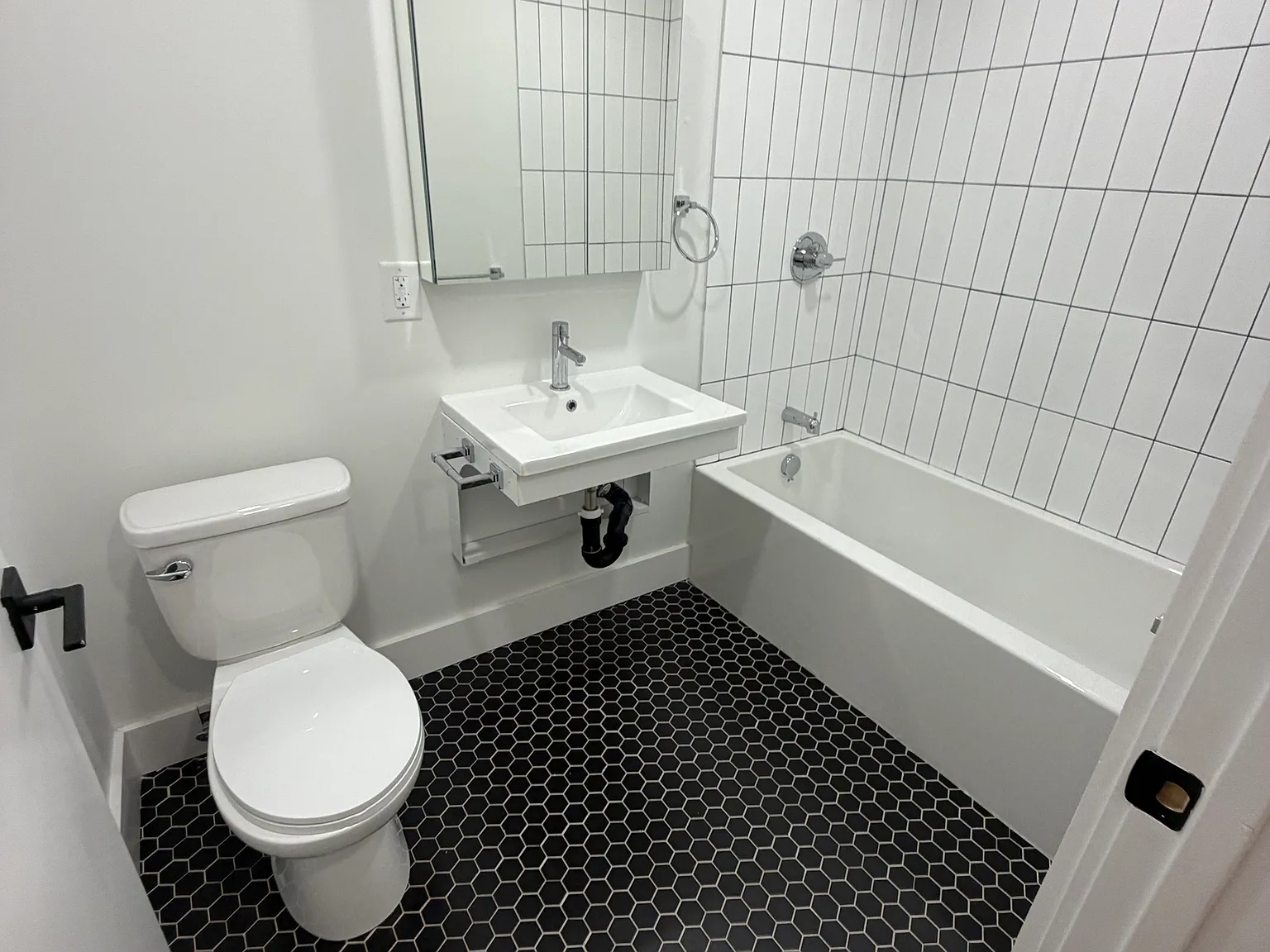 3 bed, 950 sqft, $3,100 — Photo 2