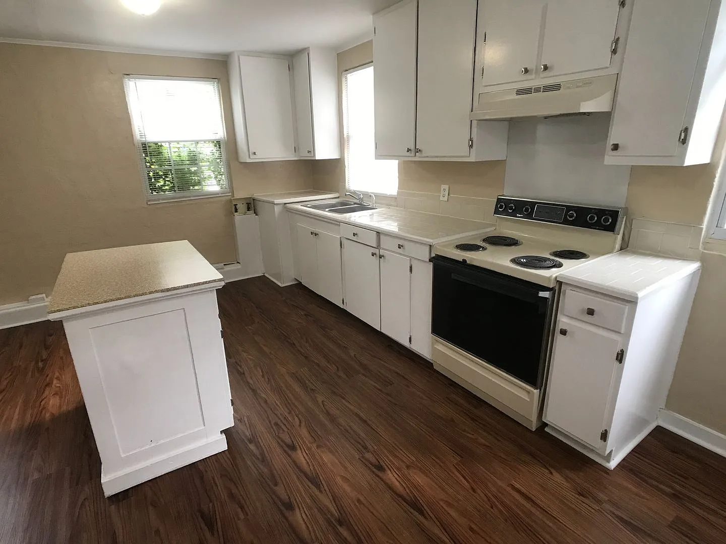 Now Leasing: First Month Free & No Deposit! Charming Carriage House near Downtown Savannah — Photo 3