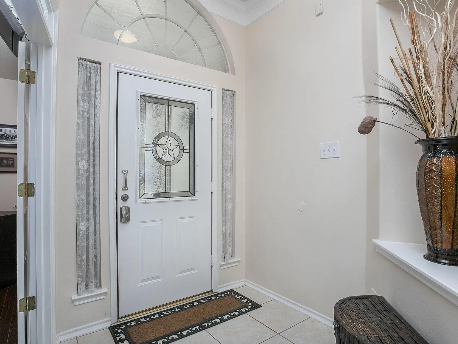3 bed, 2.0 bath, 1938 sqft, $3,600 — Photo 2