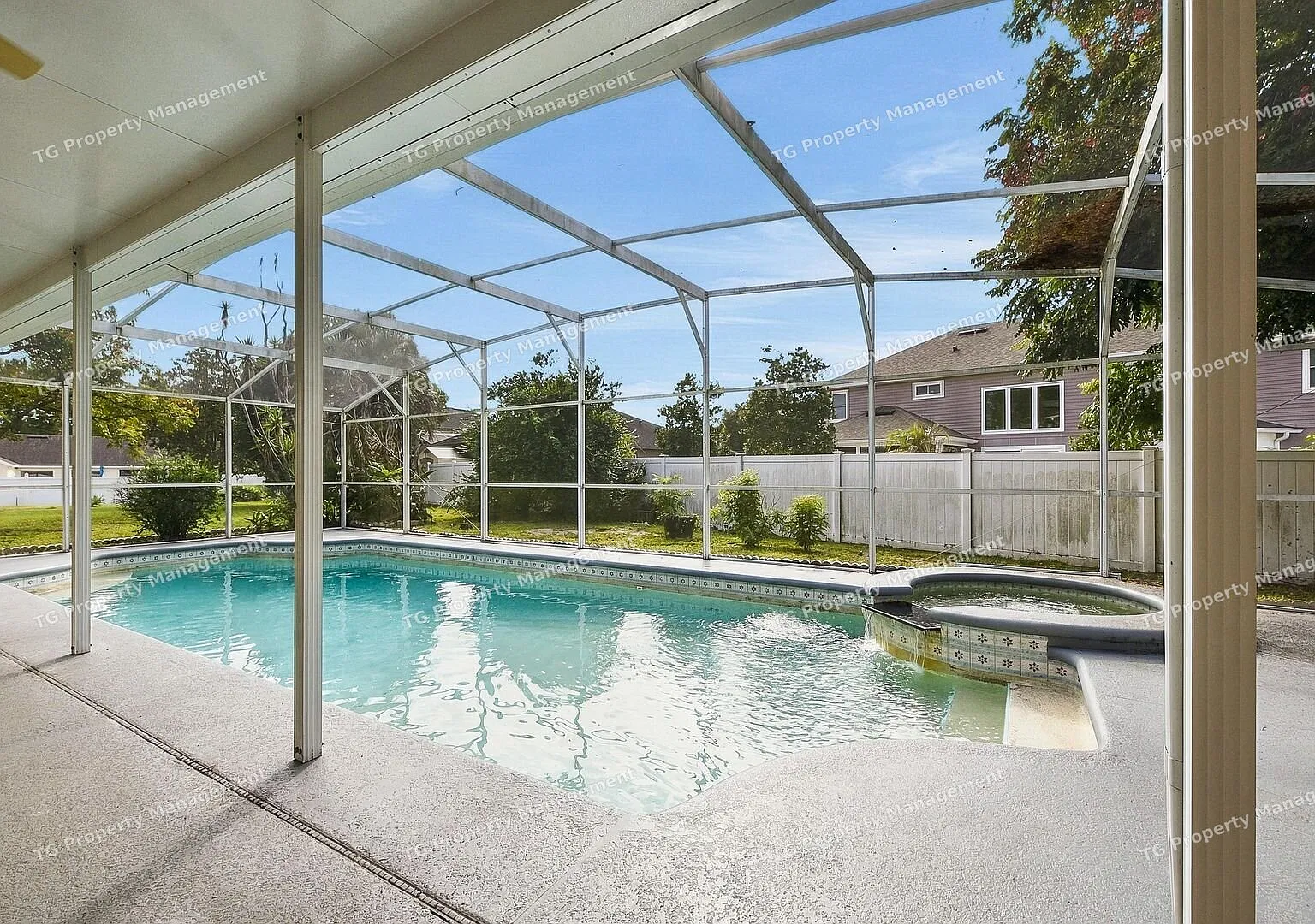 Spacious 4/4 Home in Oviedo FL! Private Covered Pool! Convenient Location Near Shopping, Dining &... — Photo 2