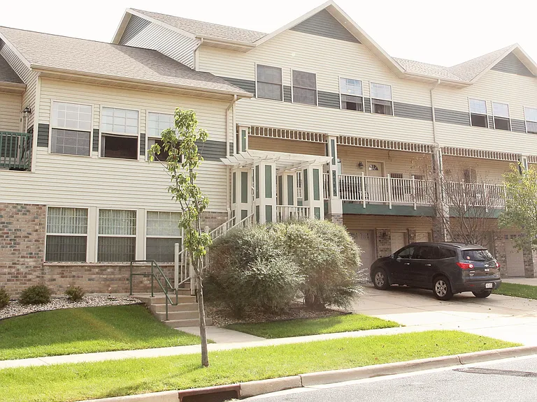 5733 Lexington St — Photo 1