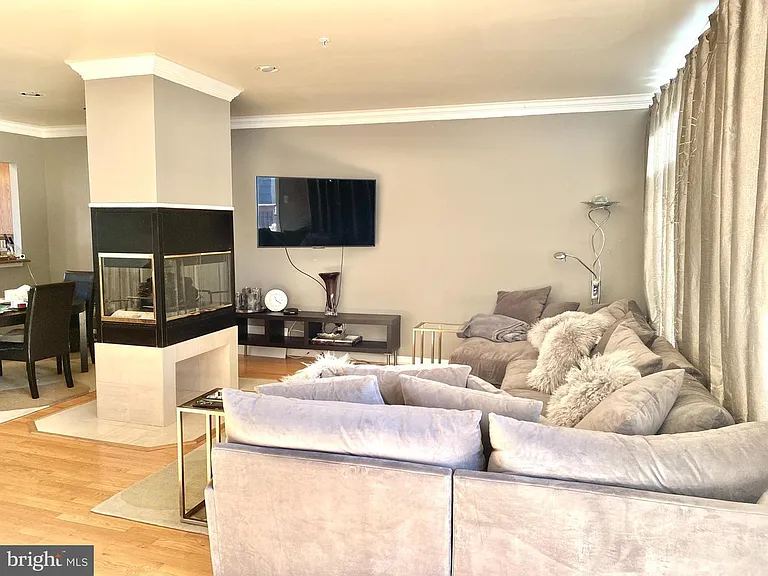 55 Taverngreen Ct — Photo 8