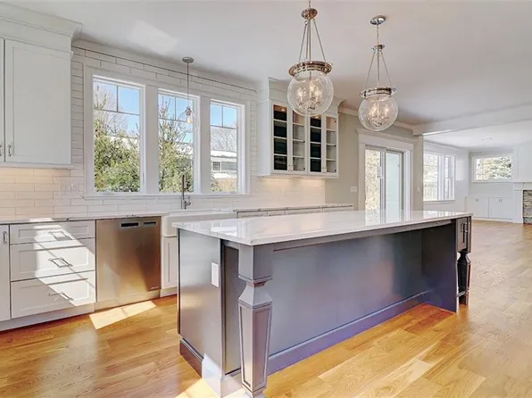 37 Explorer Dr N, Saunderstown, RI 02874