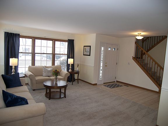 4th image of 816 Interlaken Dr