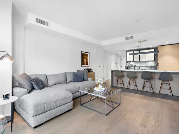 1425 Hudson Street image 8 of 23