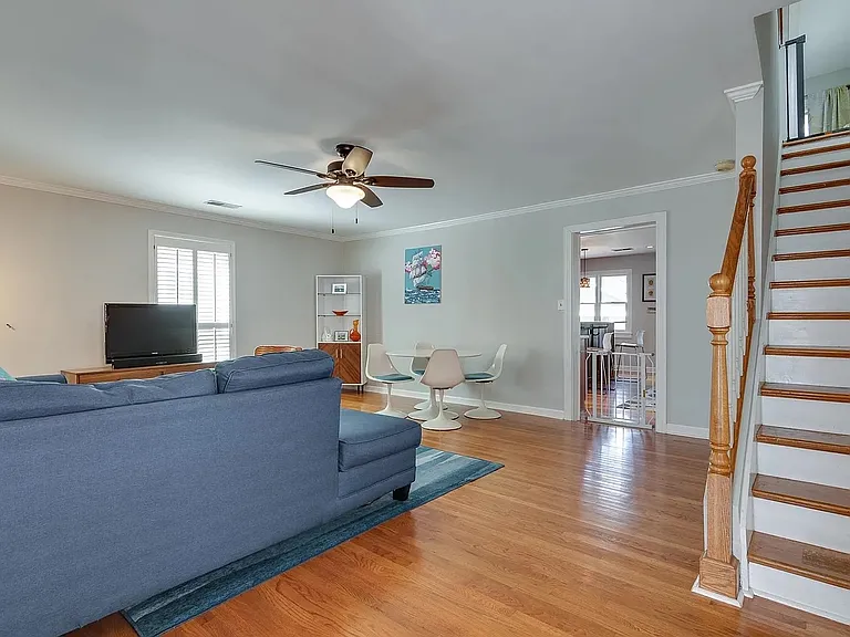2066 Carr Ave — Photo 6