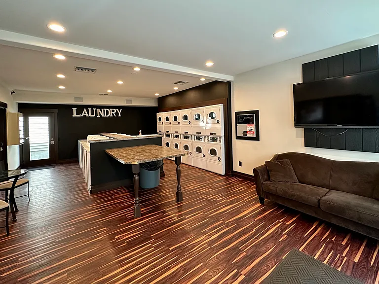 University Court Apartments — Photo 21