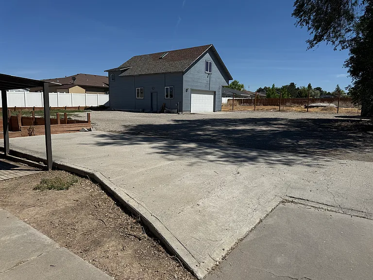 1421 Washington St S — Photo 2