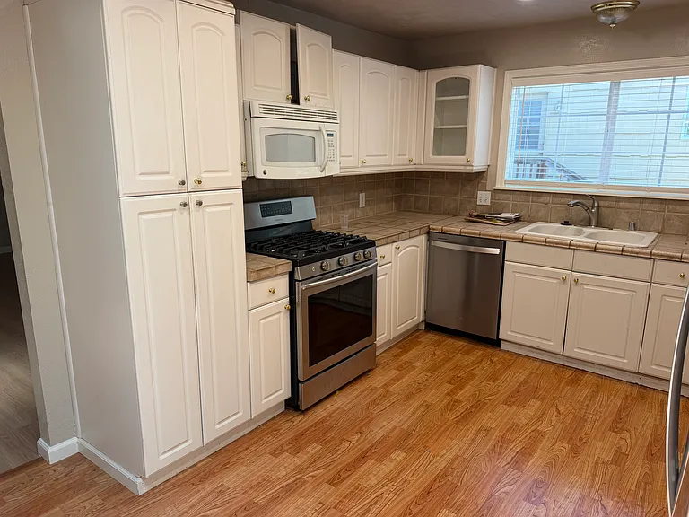 946 King Henry Way — Photo 12