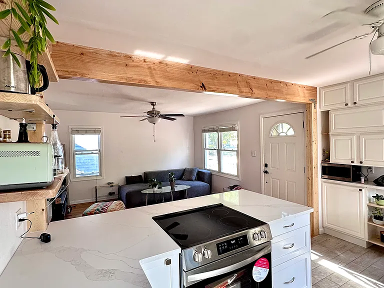 2404 Rowland Ave — Photo 6