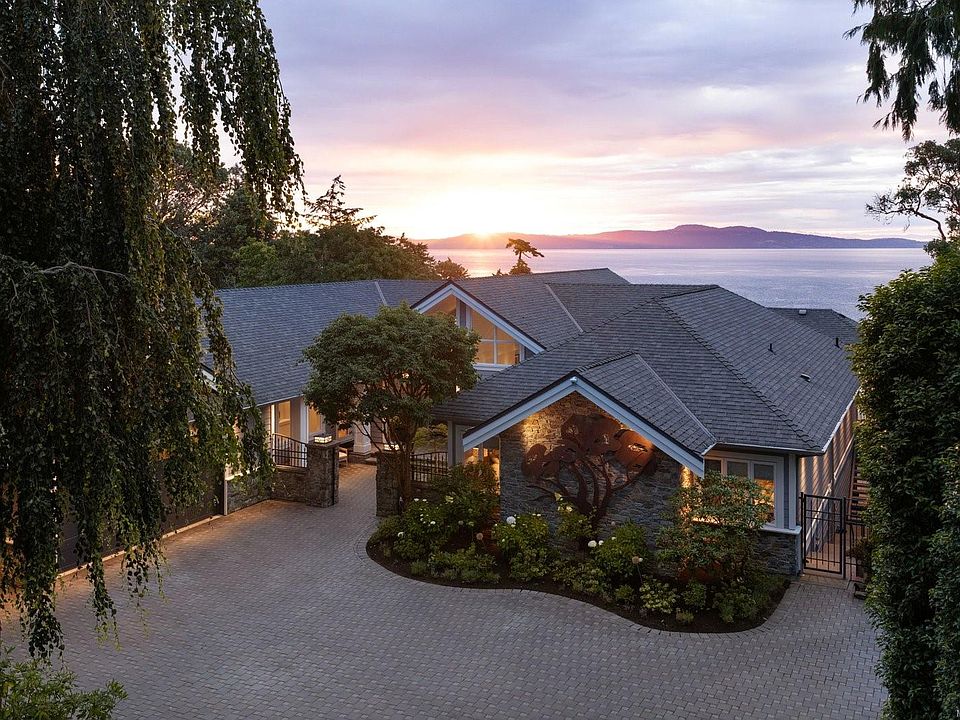 1st image of 2226 Arbutus Rd