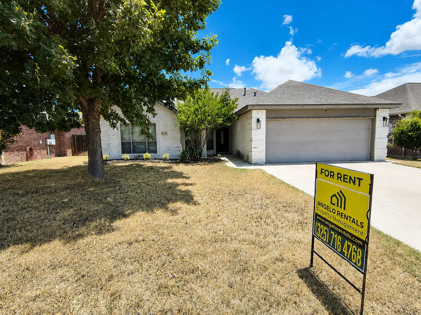 Beautifully Maintained 3 Bed 2 Bath Home Available Now! — Photo 1