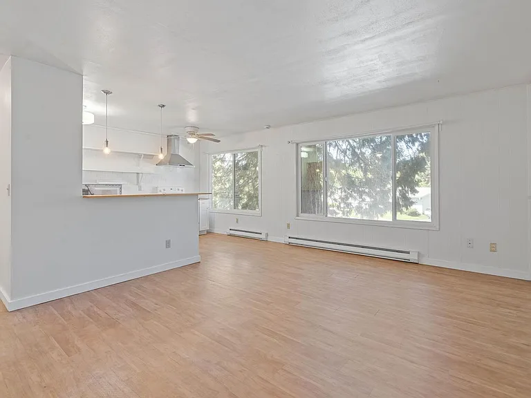 $500 off! Updated, upstairs 2-bdrm/1-bath triplex aptOn-site w/d, off-street parking, near downto... — Photo 7