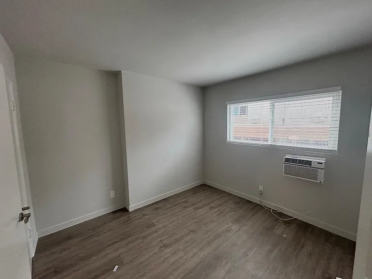 15034 Burbank Blvd — Photo 10