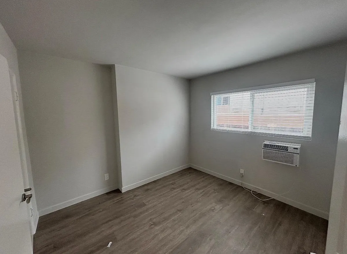 Building Photo - 15034 Burbank Blvd #3