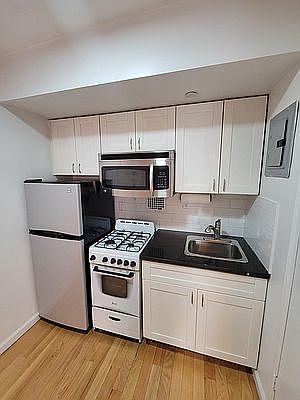 4th image of 347 W 29th St APT 11