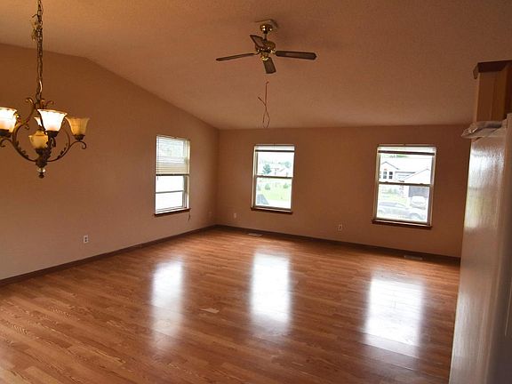 3rd image of 127 Great Northern Ln
