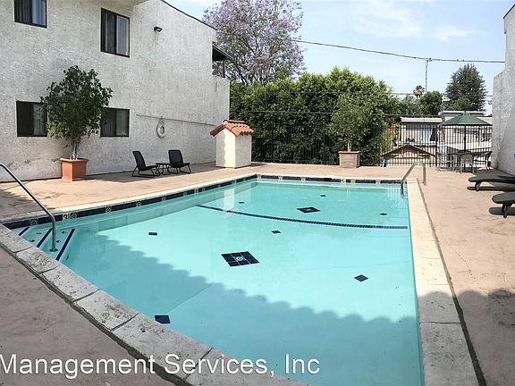 2nd image of 5637 Hazeltine Ave #121