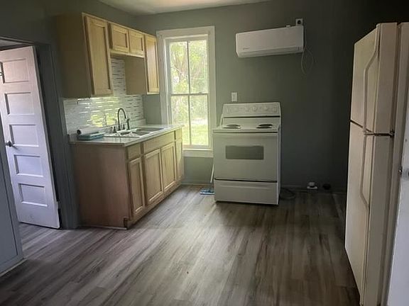 3rd image of 1710 Loomis St
