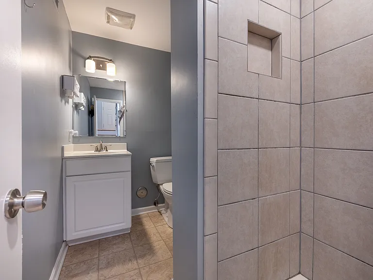 208 Huntington Ln — Photo 26