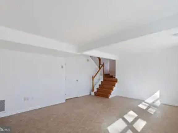 2nd image of 122 E Meadowland Ln