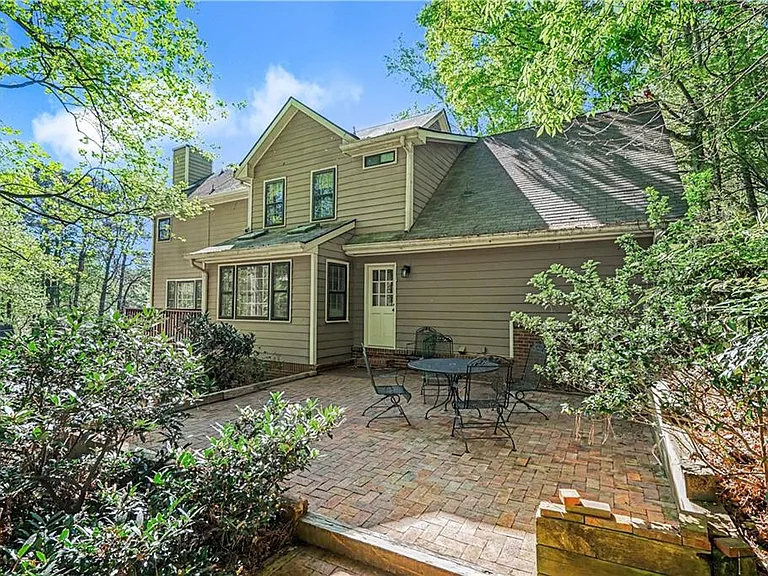 1527 Ridgewood Dr — Photo 3